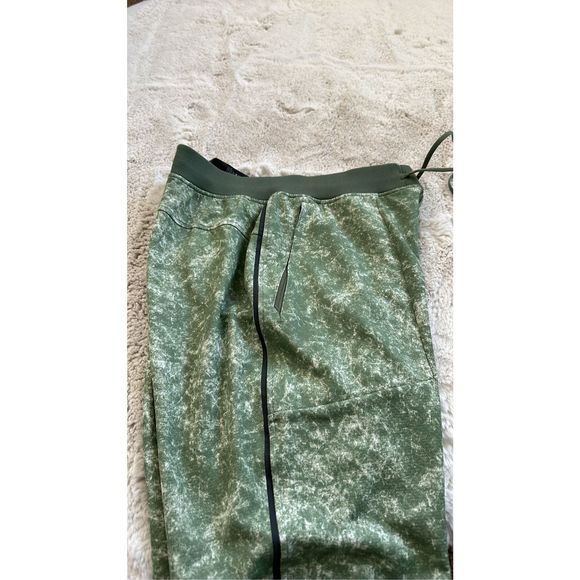 Lululemon Textured Tech Pant Size L in Denim Wash Print Green Twill Multi - Picture 9 of 11